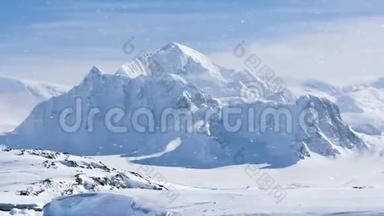 <strong>奇妙</strong>的白色冰封的南极洲山丘，积雪覆盖